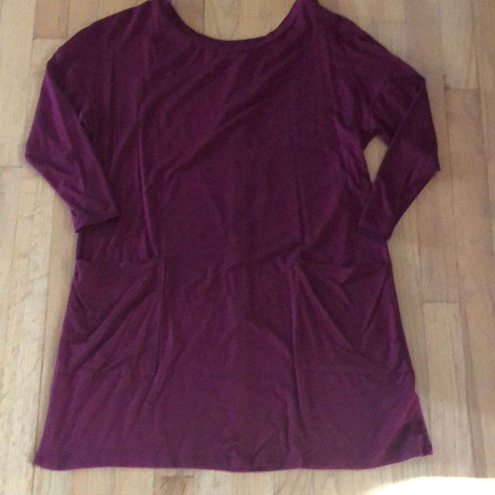 Women’s burgundy tunic, size large.